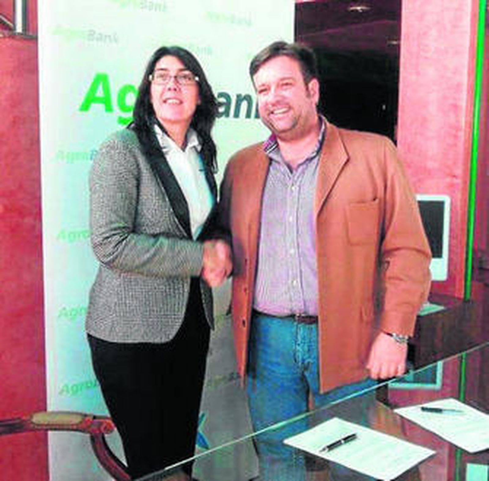 Carme Sabrí, directora de AgroBank y Manuel Alfonso Torres, presidente de Infaoliva, tras la firma del acuerdo.