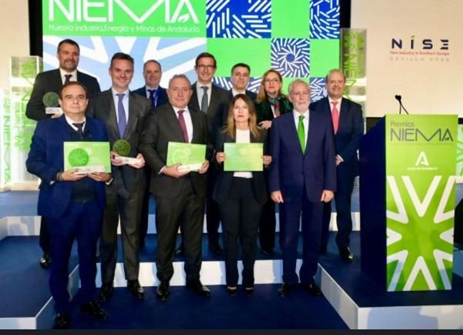 Álvaro de la Haza, con el premio entregado a Cosentino.