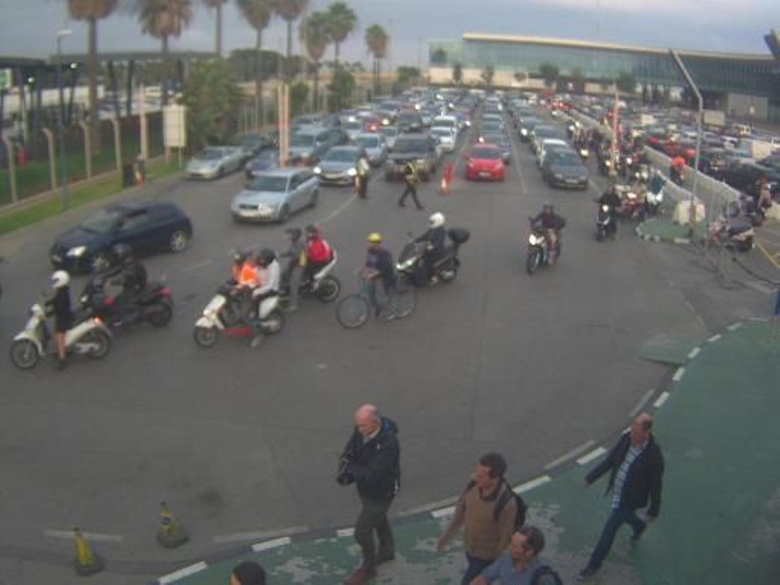 Colas de hasta tres horas para salir de Gibraltar en la tarde del viernes