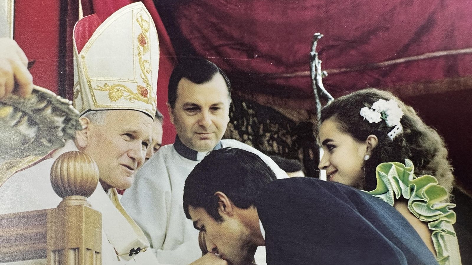 Juan Pablo II asistido durante la ceremonia por Ángel Gómez Guillén.