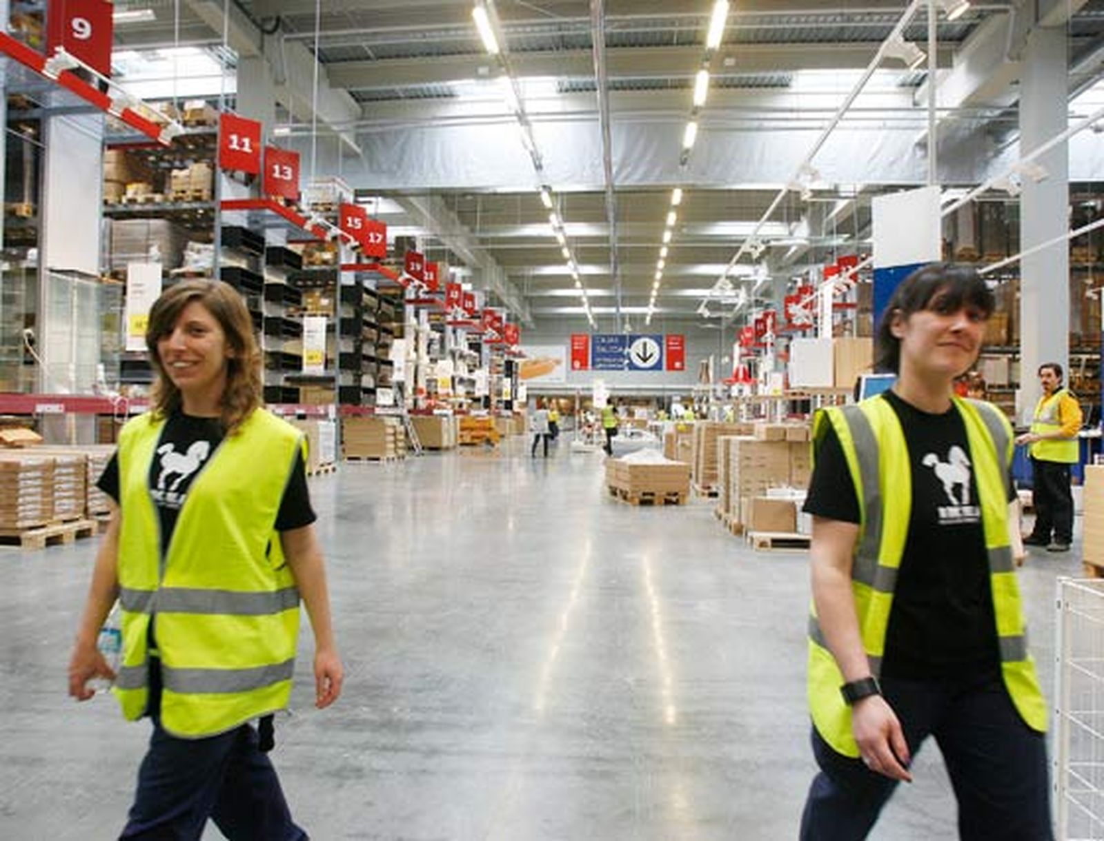 Últimos preparativos antes de la apertura de la tienda.

Foto: Pascual