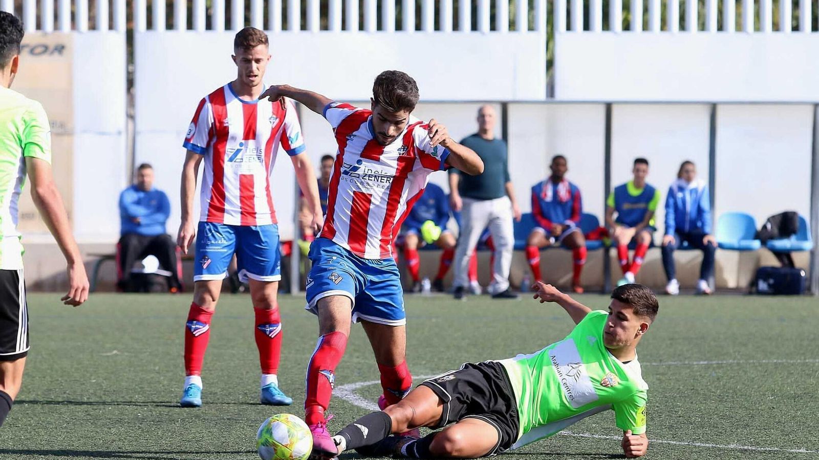 Un jugador local trata de marcharse en velocidad con el esférico.