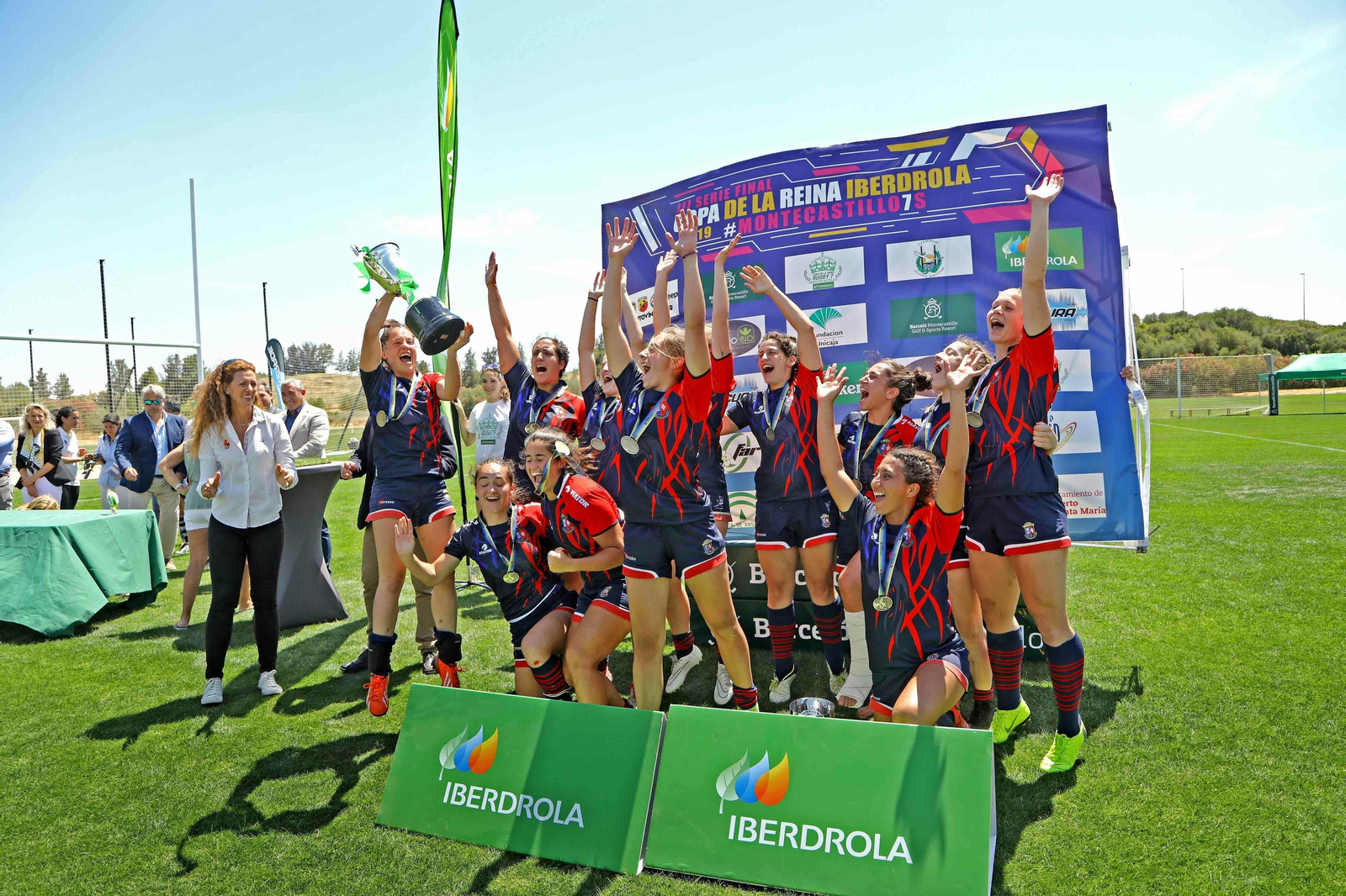 Las chicas del CR Majadahonda celebraron a lo grande la conquista de su tercer título consecutivo.