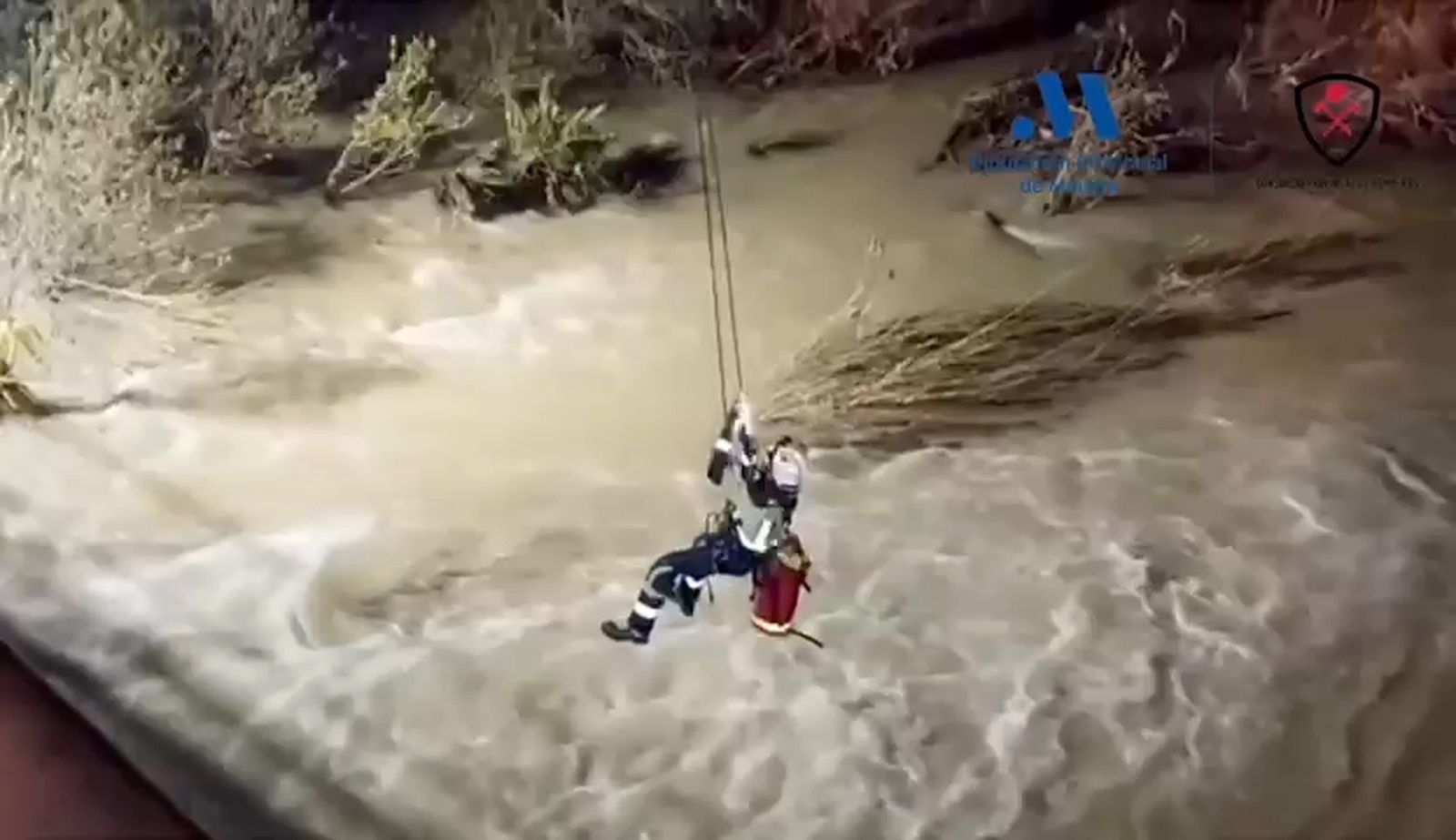 Bomberos de Coín inspeccionan un coche tras el rescate de un varón de 45 años