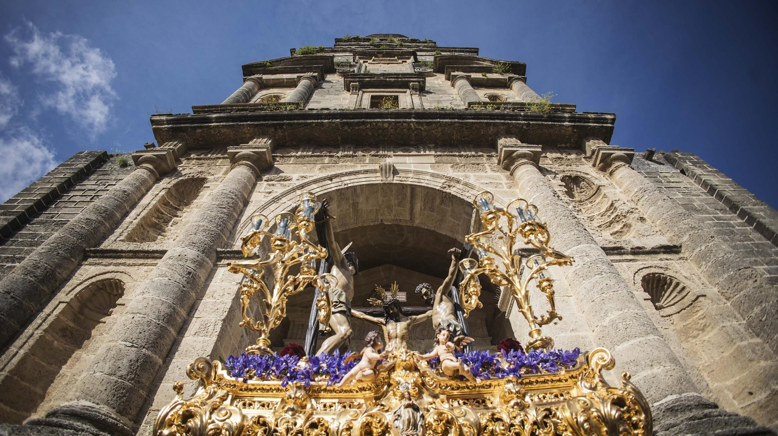 Imágenes de la Hermandad de La Vera-Cruz en el Jueves Santo de Jerez 2025