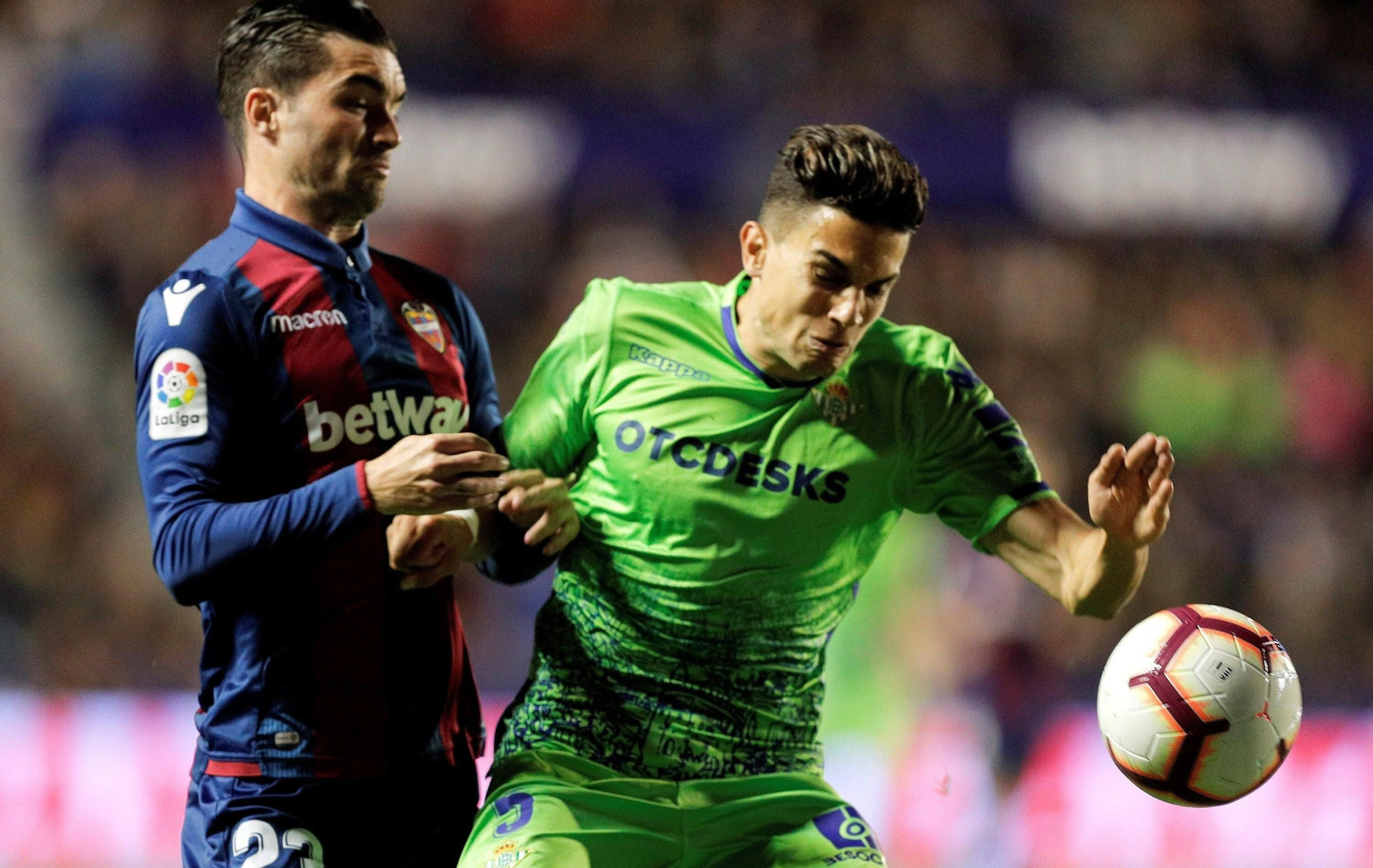 Bartra pugna por el balón ante Jason en el Levante-Betis de la pasada Liga.