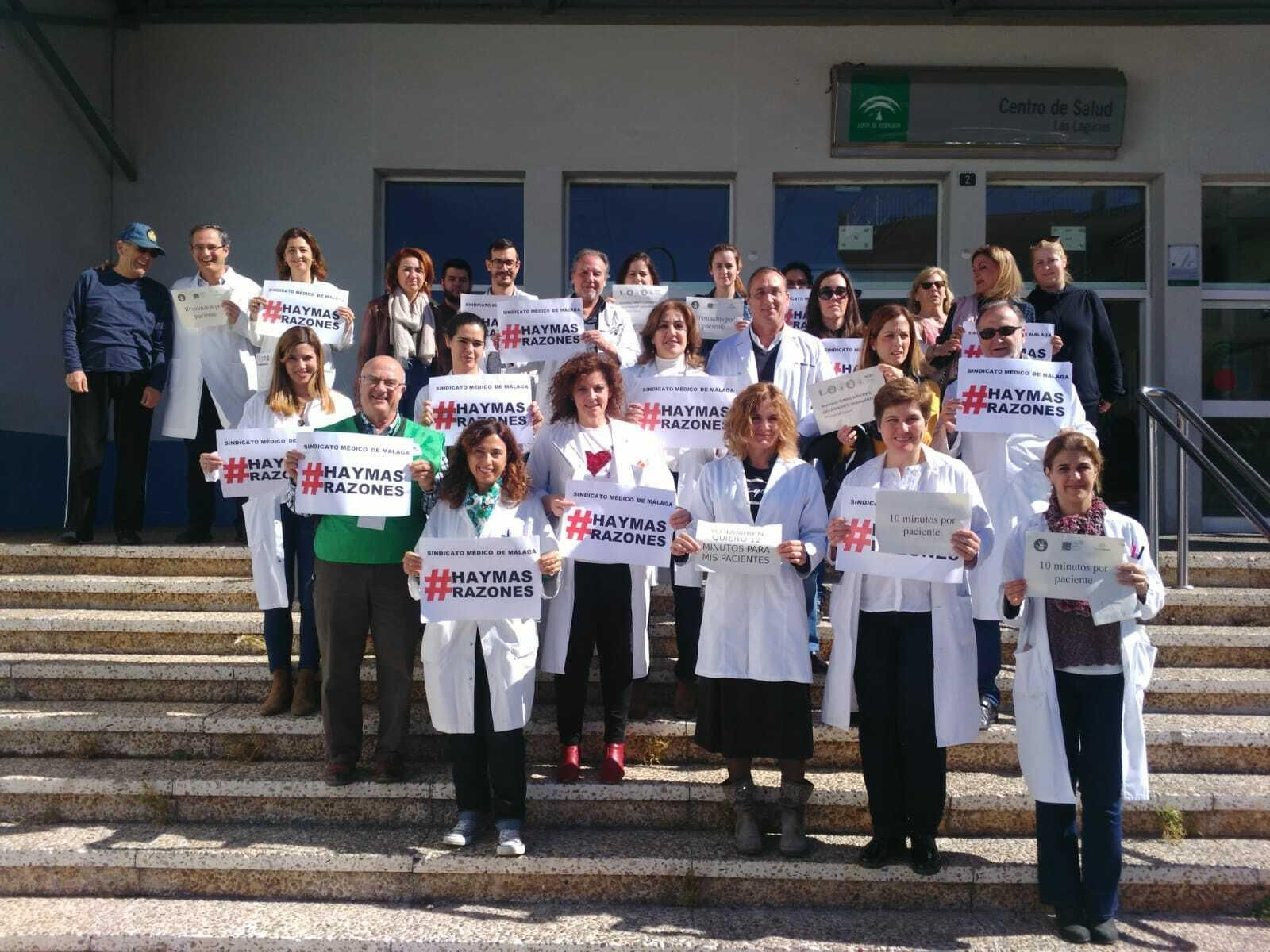 Concentración de facultativos este viernes en el centro de salud de Las Lagunas.