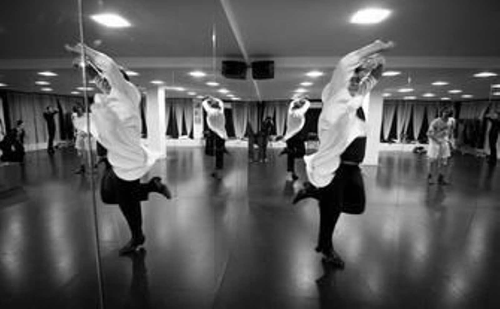 Antonio Canales ensaya la coreografía de su nuevo espectáculo obra del sevillano Rubén Olmo, a la derecha de la imagen.