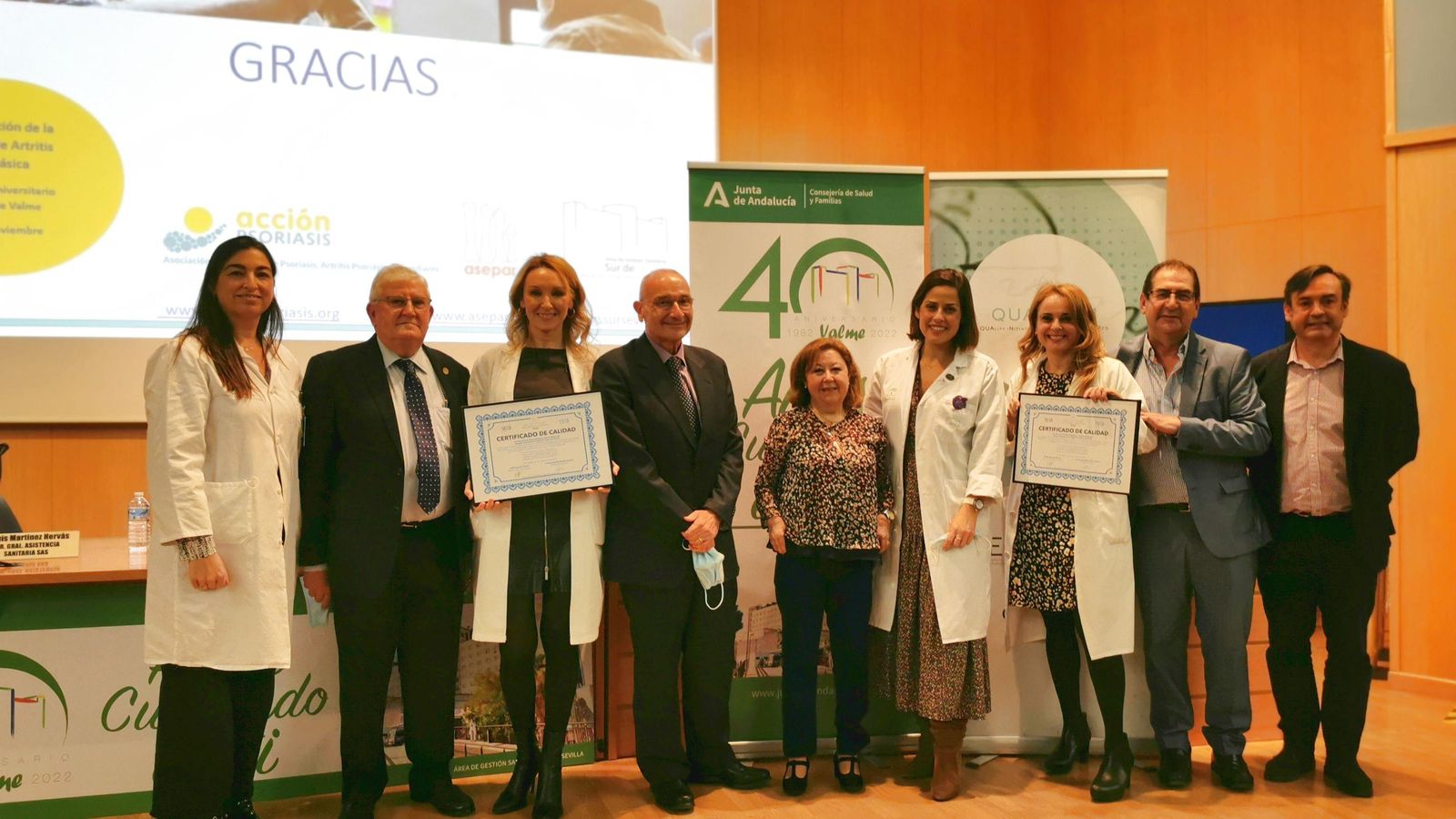 El acto de entrega de la distinción nacional con ambas especialistas portando el diploma certificativo, acompañadas de parte del equipo directivo del centro y representantes del SAS.