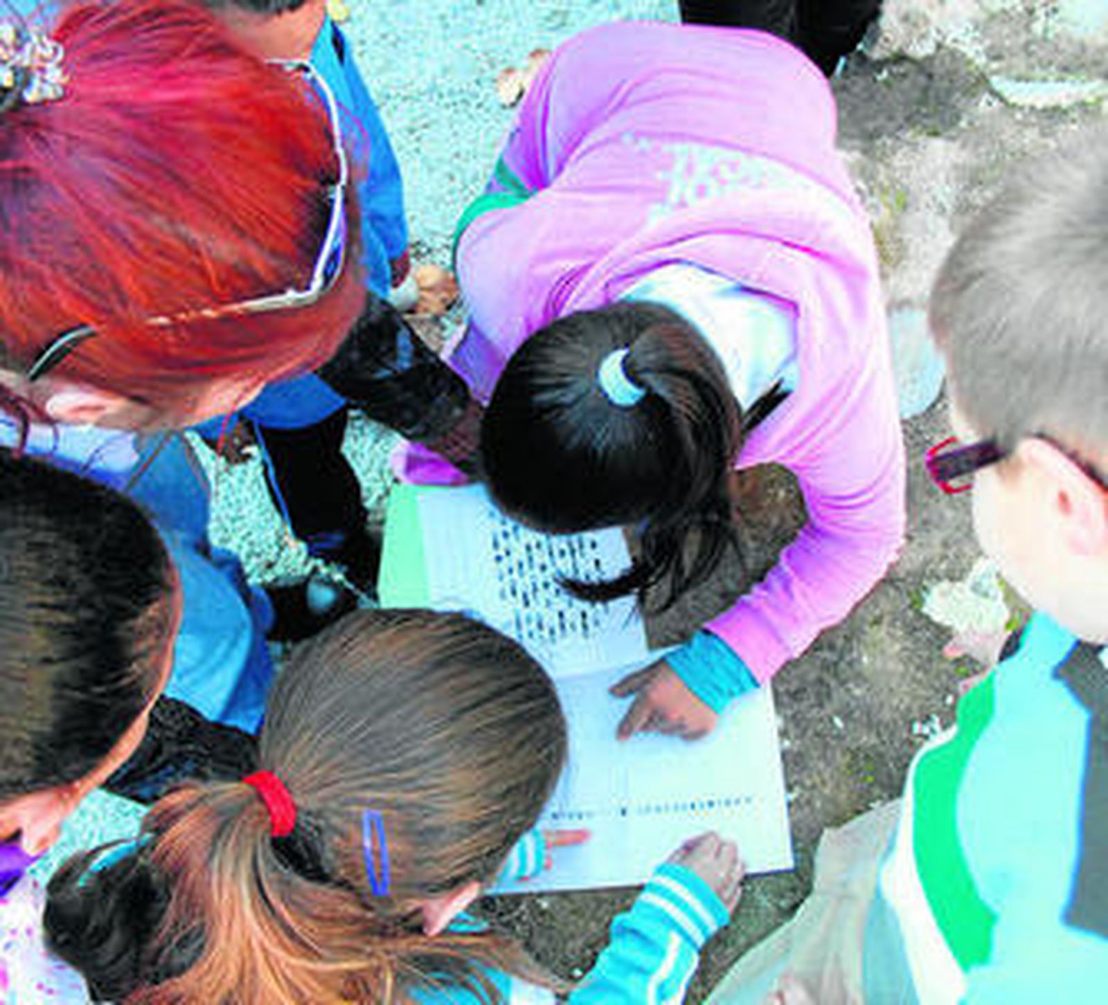 Un grupo de niños participa en la Gymkana, ayer.