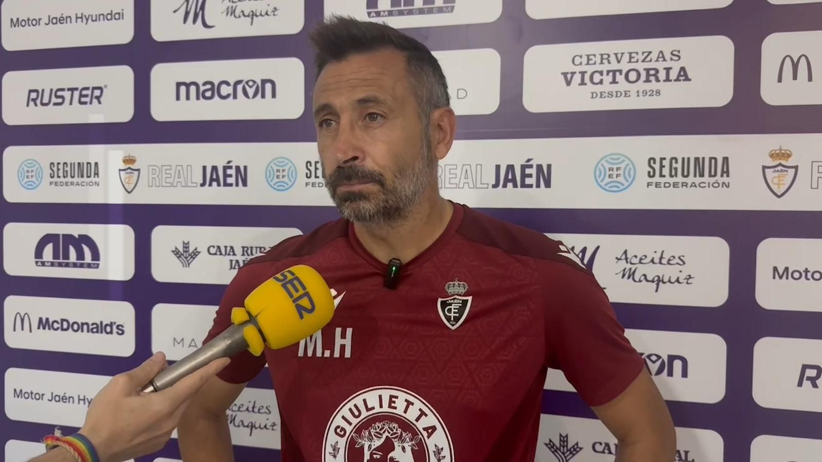 Manolo Herrero atiende a los medios en el Nuevo Estadio Municipal de La Victoria.