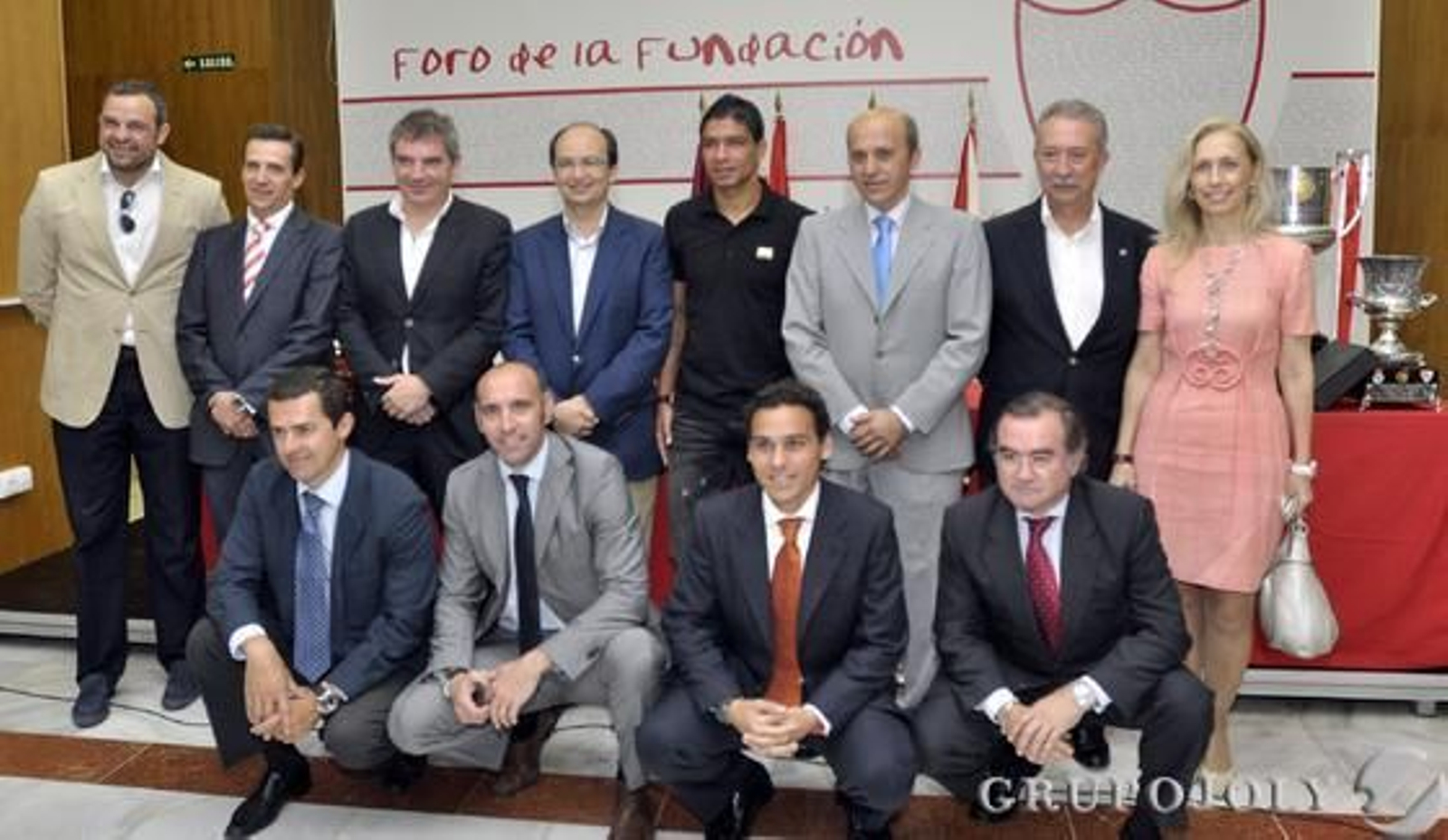 Foto oficial de la directiva sevillista junto al ex sevillista Renato Dirnei.

Foto: Manuel Gómez