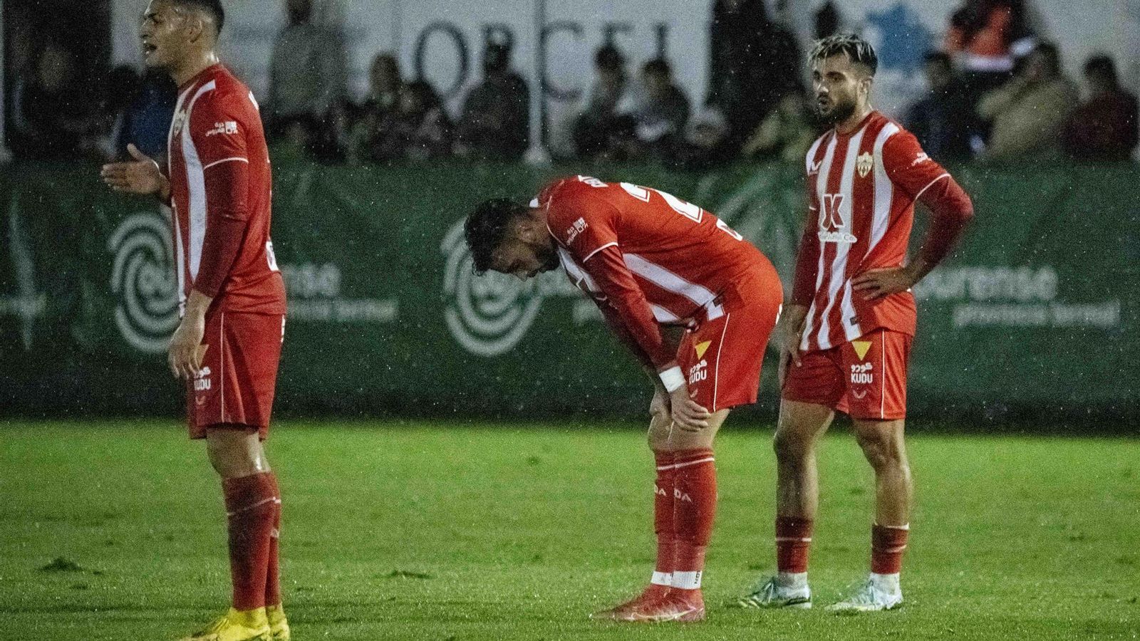 Kaiky, Centelles y Puigmal con caras de circunstancias en el encuentro contra el Arenteiro.