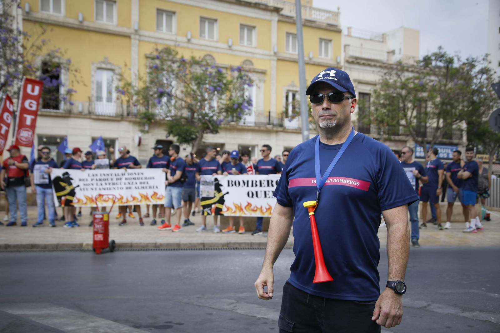 Manifestación de los bomberos quemados de Almería, en imágenes