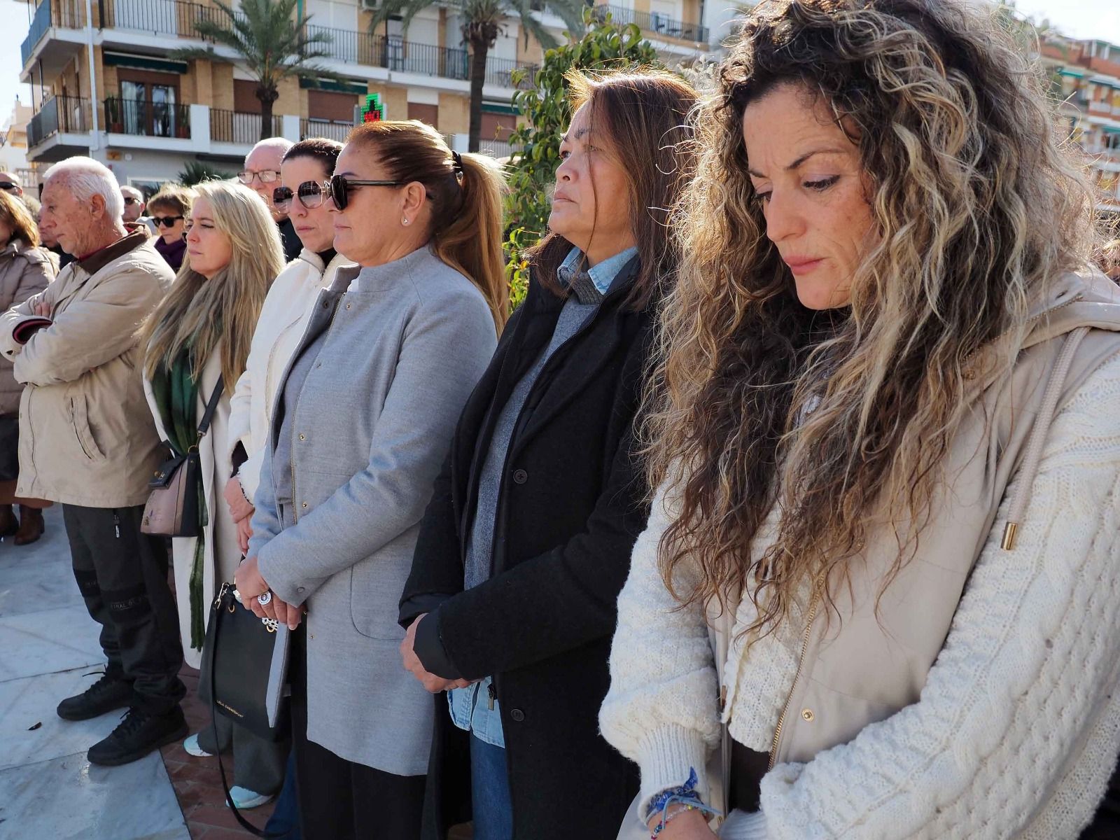 Las imágenes de la concentración silenciosa en Punta Umbría por los cinco fallecidos en el accidente de Adamuz