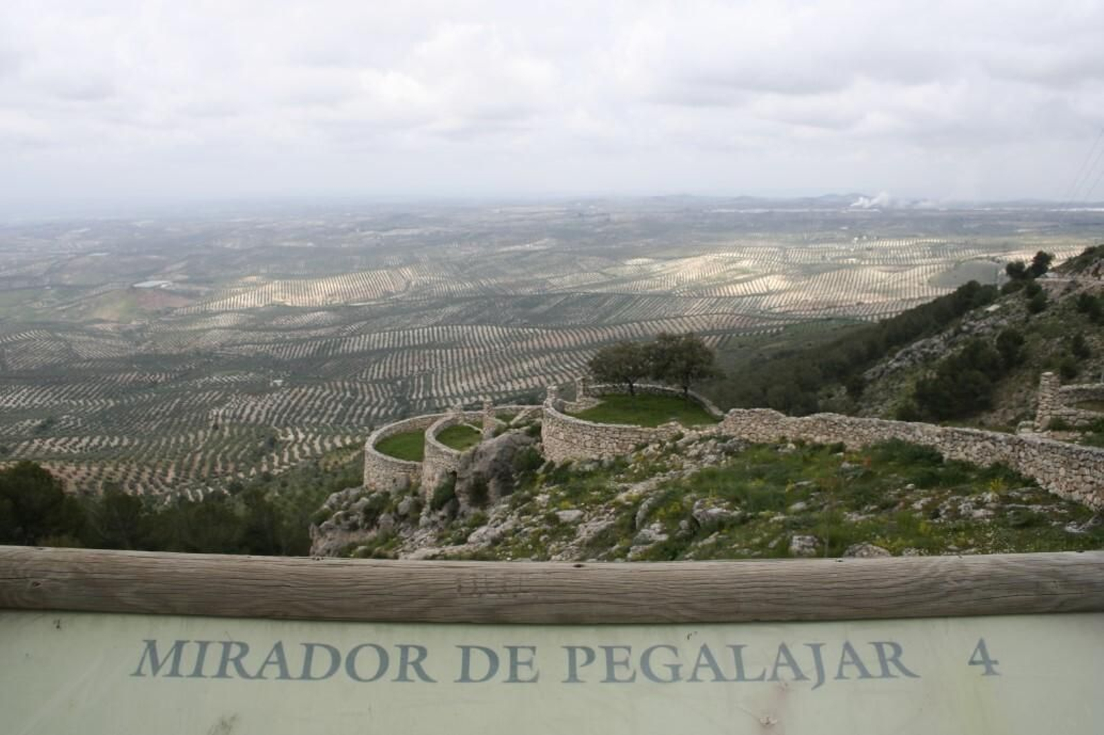 El término municipal está configurado por una caprichosa orografía que le da al paisaje una impronta especial.