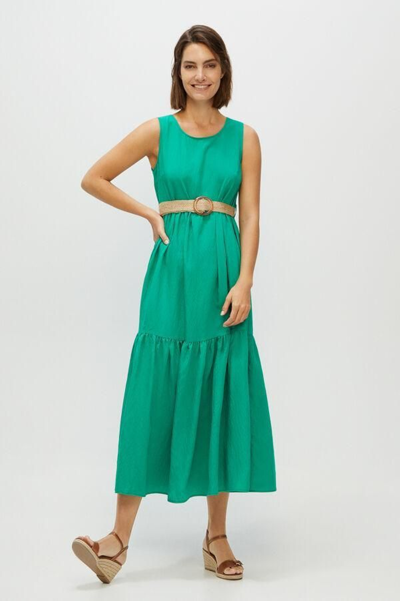 Vestido de color verde con cinturón de Cortefiel. Vestido de color verde con cinturón de Cortefiel.