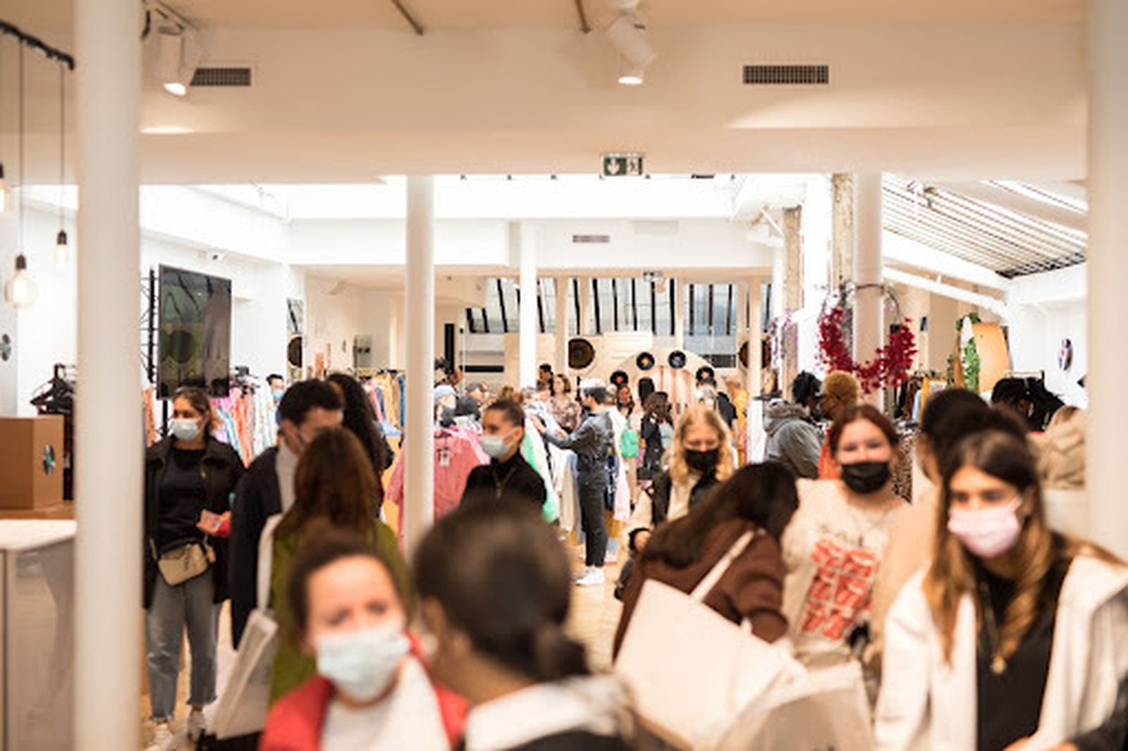 SHEIN revoluciona la industria con su tejido unido de moda, música y danza