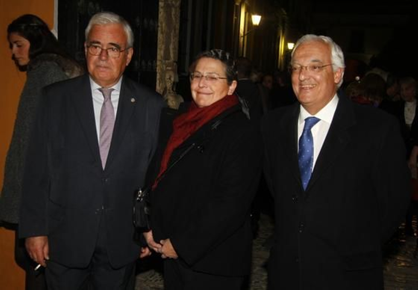 Carlos Colón, miembro del Consejo Editorial de 'Diario de Sevilla', con su mujer, María Gracia Lasso de la Vega, y Alfonso Pérez de los Santos, socio de Dopp Consultores. 

Foto: Antonio Pizarro / Juan Carlos Vázquez / Victoria Hidalgo / Manuel Gómez