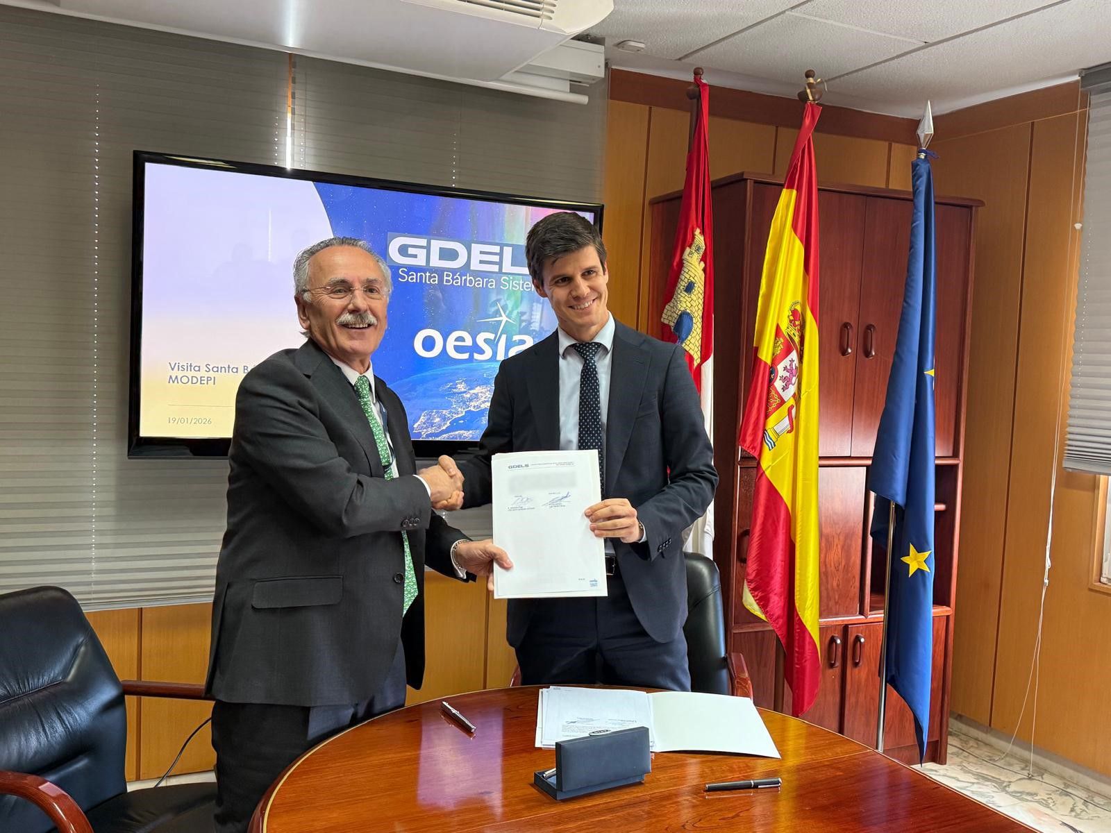 Firma del contrato entre Santa Bárbara y Tecnobit
