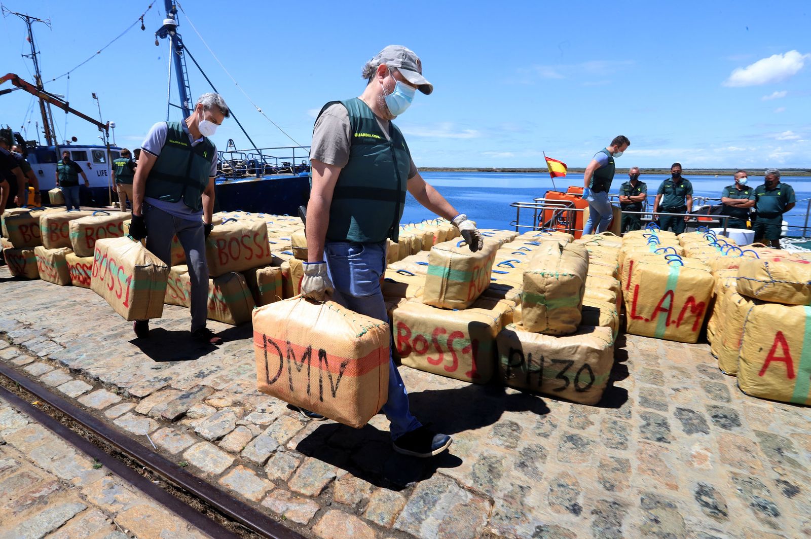 Imágenes de uno de los mayores alijos de hachís incautado por la Guardia Civil en Huelva