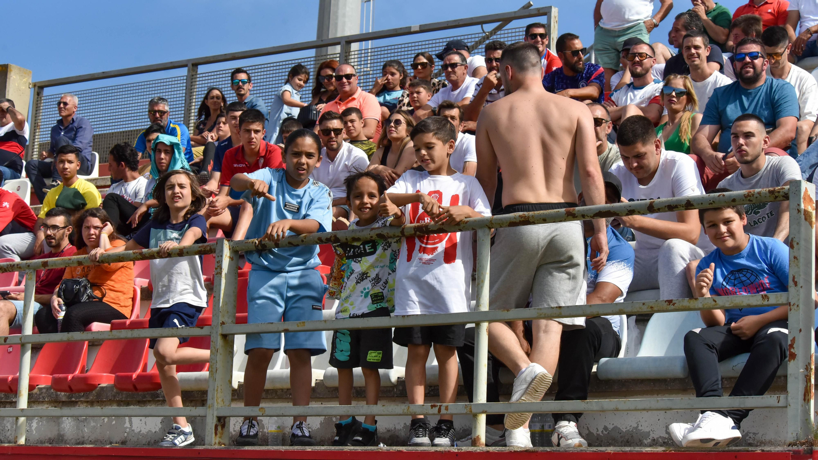 Fotos de la afición durante el Algeciras CF - AD Merída en el estadio municipal de Algeciras