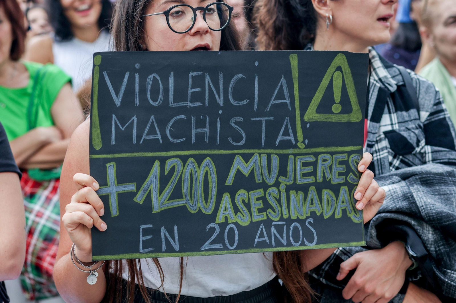 Una mujer sostiene un cartel contra la violencia machista en una imagen de archivo.