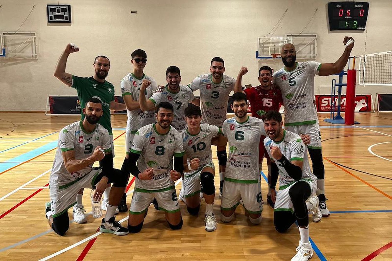 El conjunto ahorrador celebra sobre la pista su triunfo en Barcelona