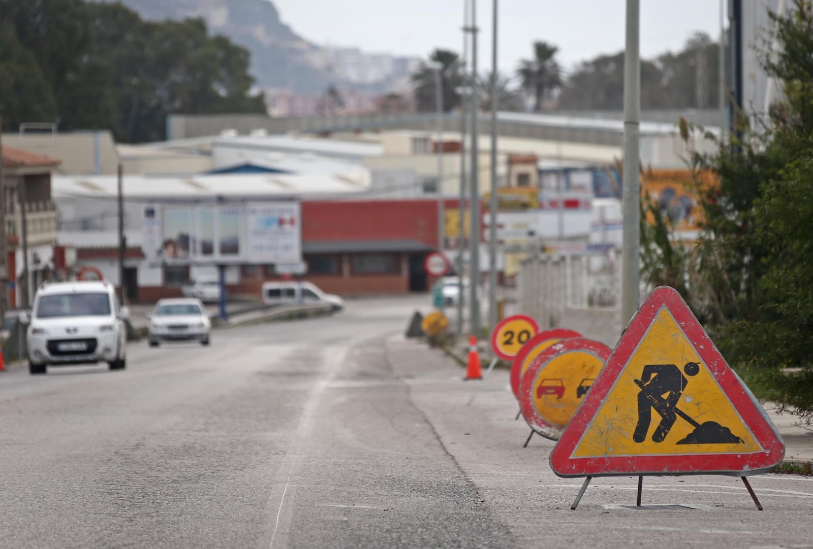 Las señales de obras, ayer en la A-383, en el acceso a La Línea.