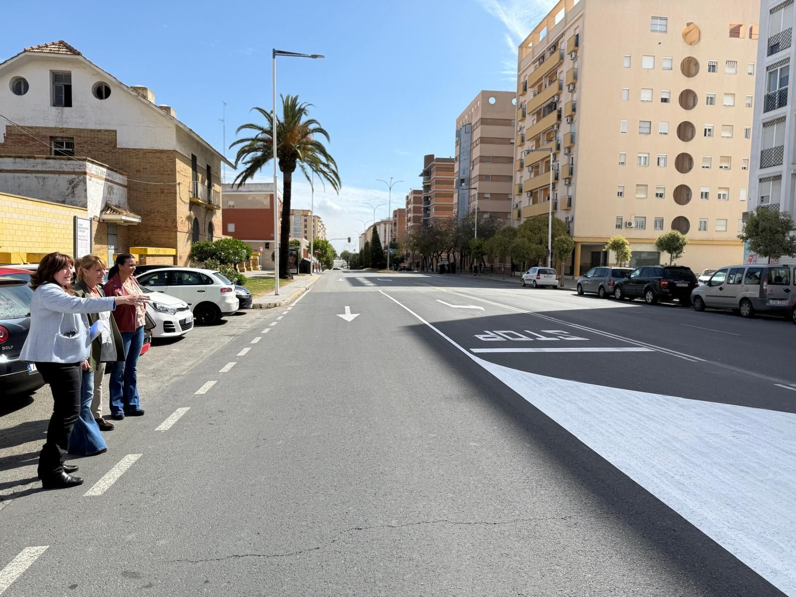Milagros Rodríguez y Pilar Miranda revisando la nueva señalización en la Avenida Federico Molina.