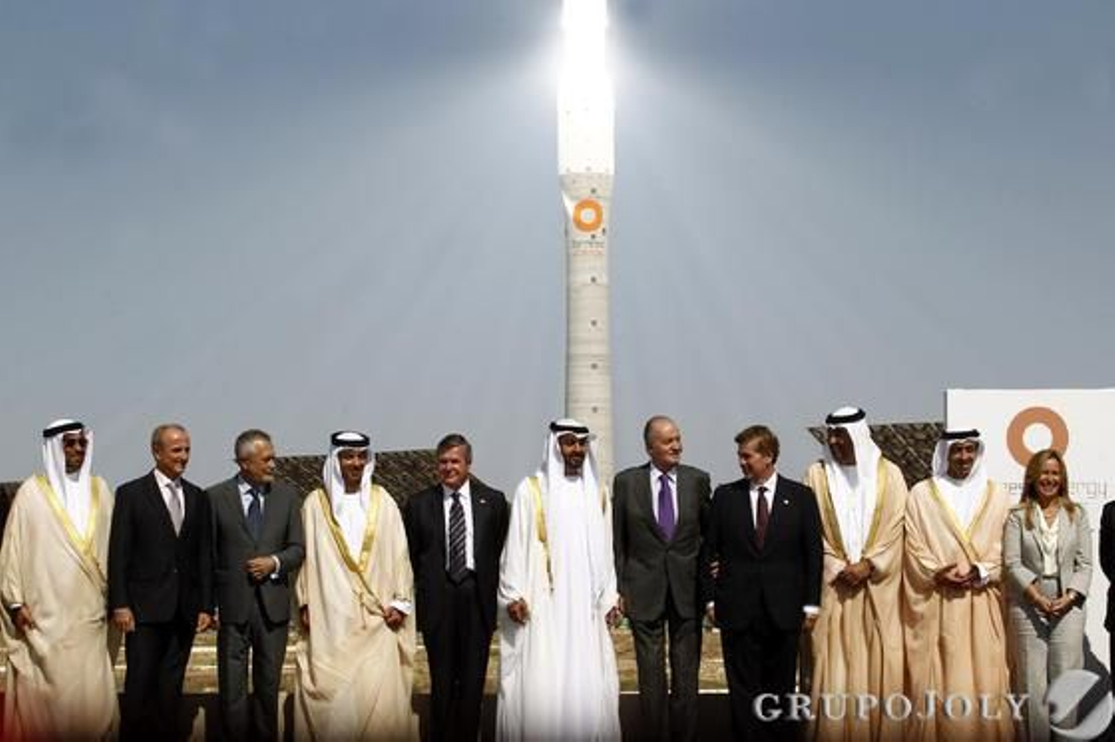 El Rey, con el príncipe heredero de Abu Dhabi, en Fuentes de Andalucía, en 2011.

Foto: D.S.