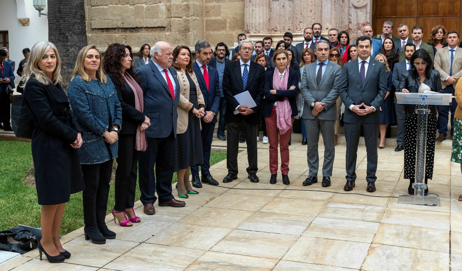 Grupos en el Parlamento andaluz, salvo Vox, suscriben un manifiesto contra la violencia machista.