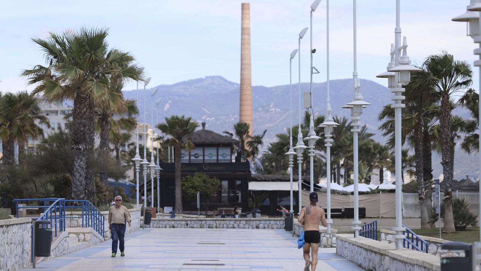 Nuevo paseo marítimo, con la torre Mónica al fondo.