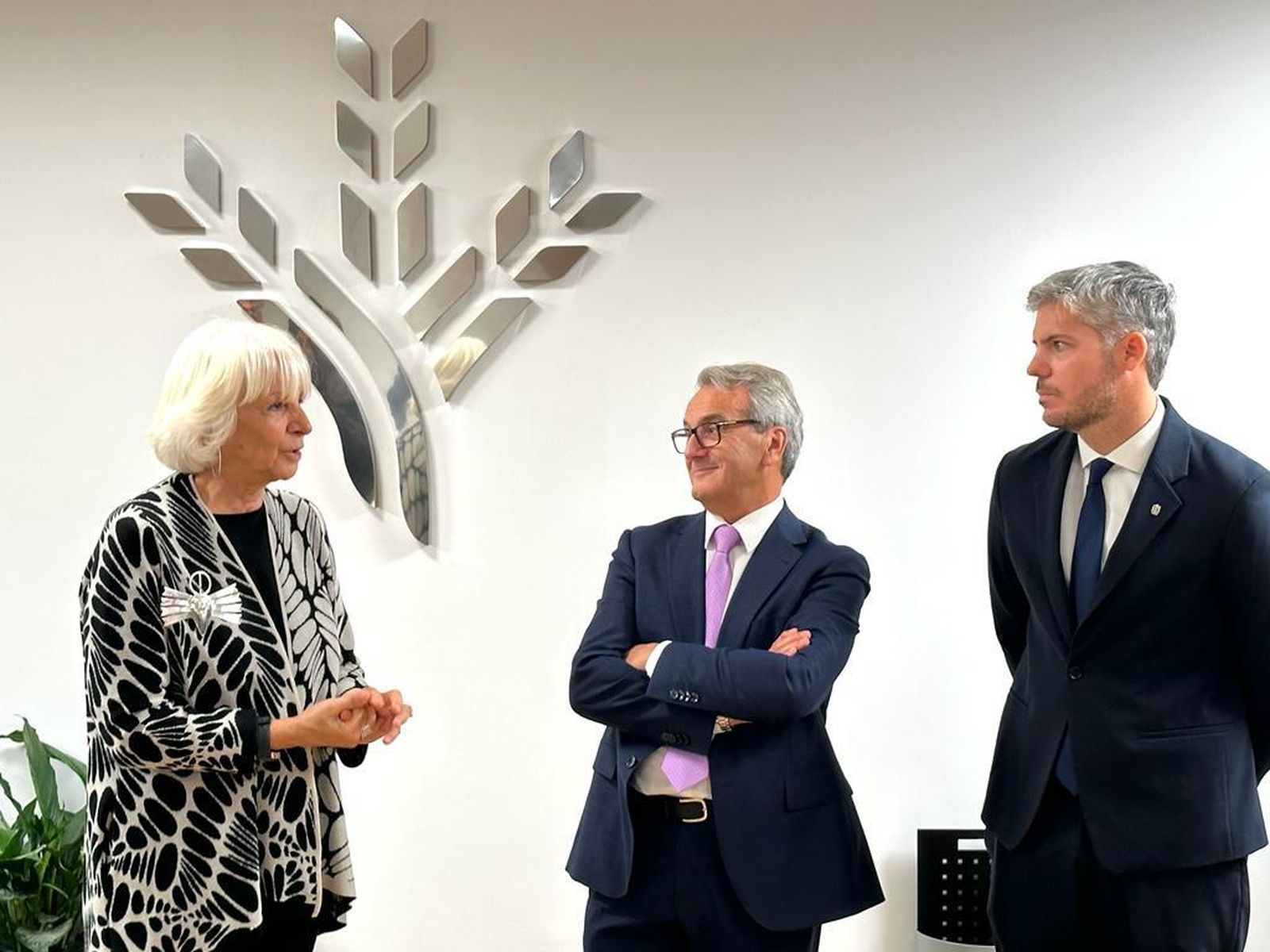El presidente de Caja Rural Granada, Antonio León y el director de la Oficina, Otoniel O`Doguerty de la Riva