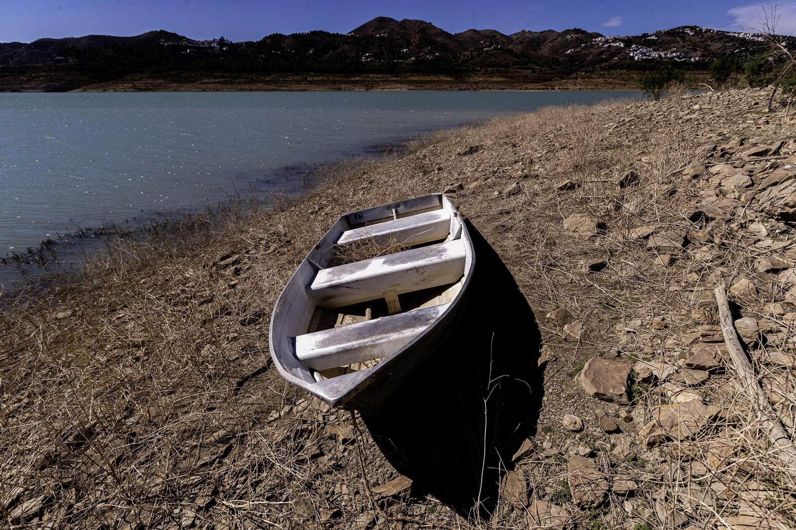 Una barca varada en el embalse de La Viñuela el pasado octubre antes de las lluvias.