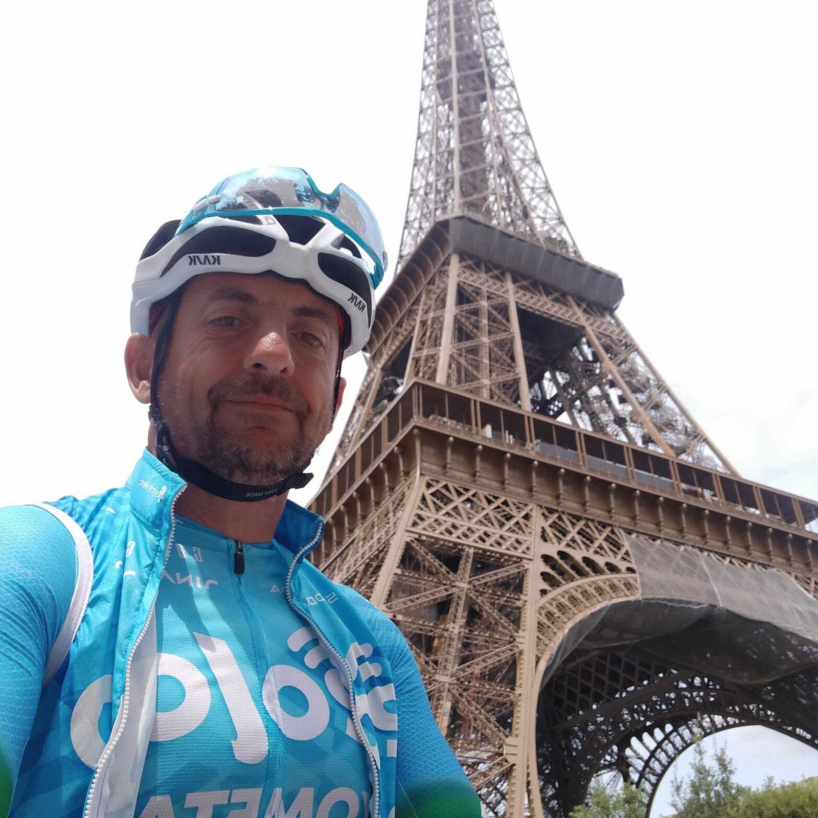El ciclista con discapacidad José Manuel Dosdad llega a Granada tras completar su ‘Reto 2023’ en un viaje hasta la Torre Eiffel