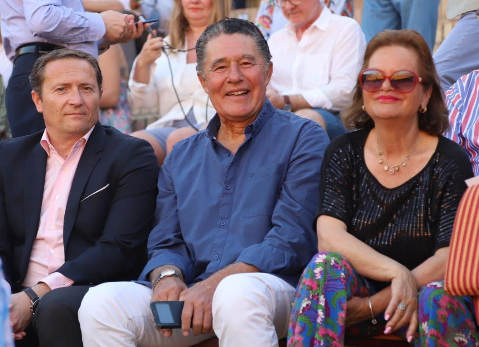 El torero José Antonio Campuzano en el centro con unos amigos