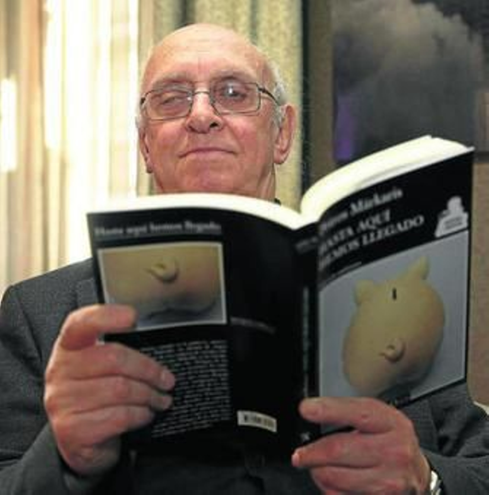 Petros Márkaris hojea su nuevo libro, el pasado lunes en Madrid.