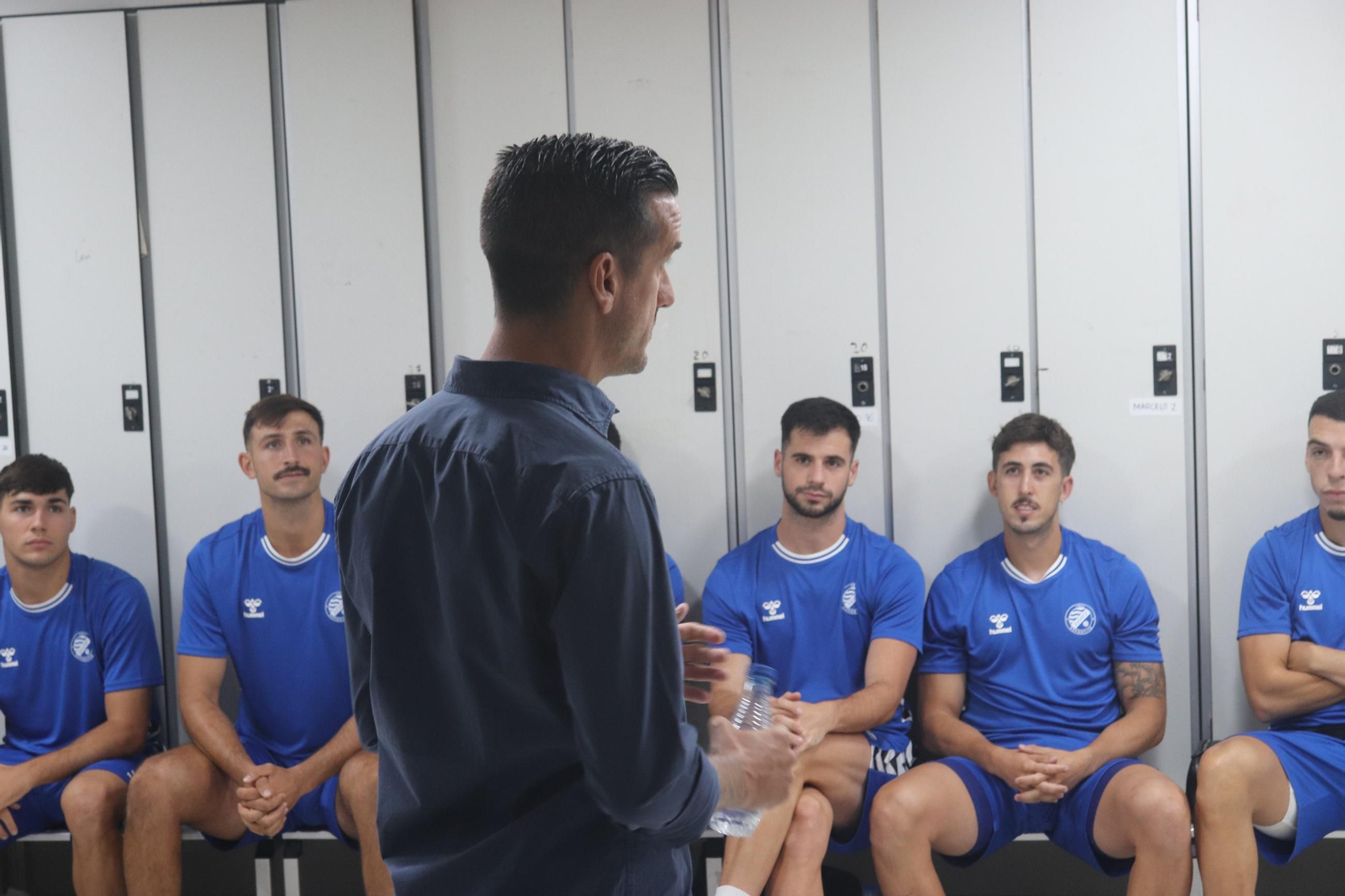Antonio Bello se dirige a los jugadores en el primer día de la pretemporada para el Xerez DFC.