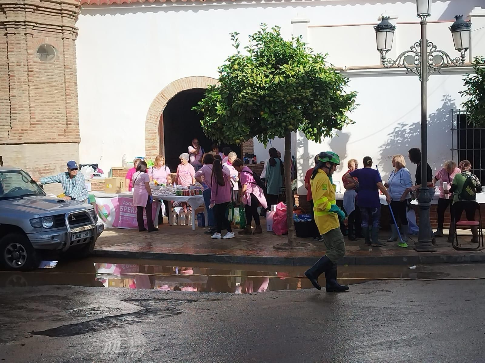Los voluntarios de la DANA: decenas de personas limpian las calles de Benamargosa (fotos)