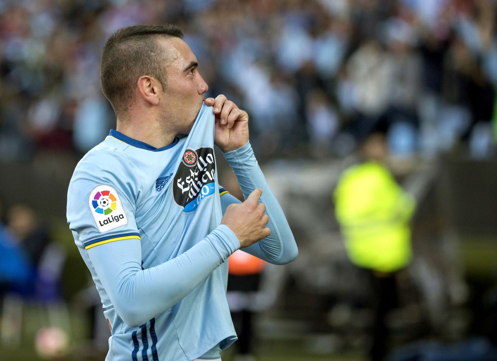 Iago Aspas celebra un gol besando el escudo del Celta en un partido de la presente temporada. /EFE