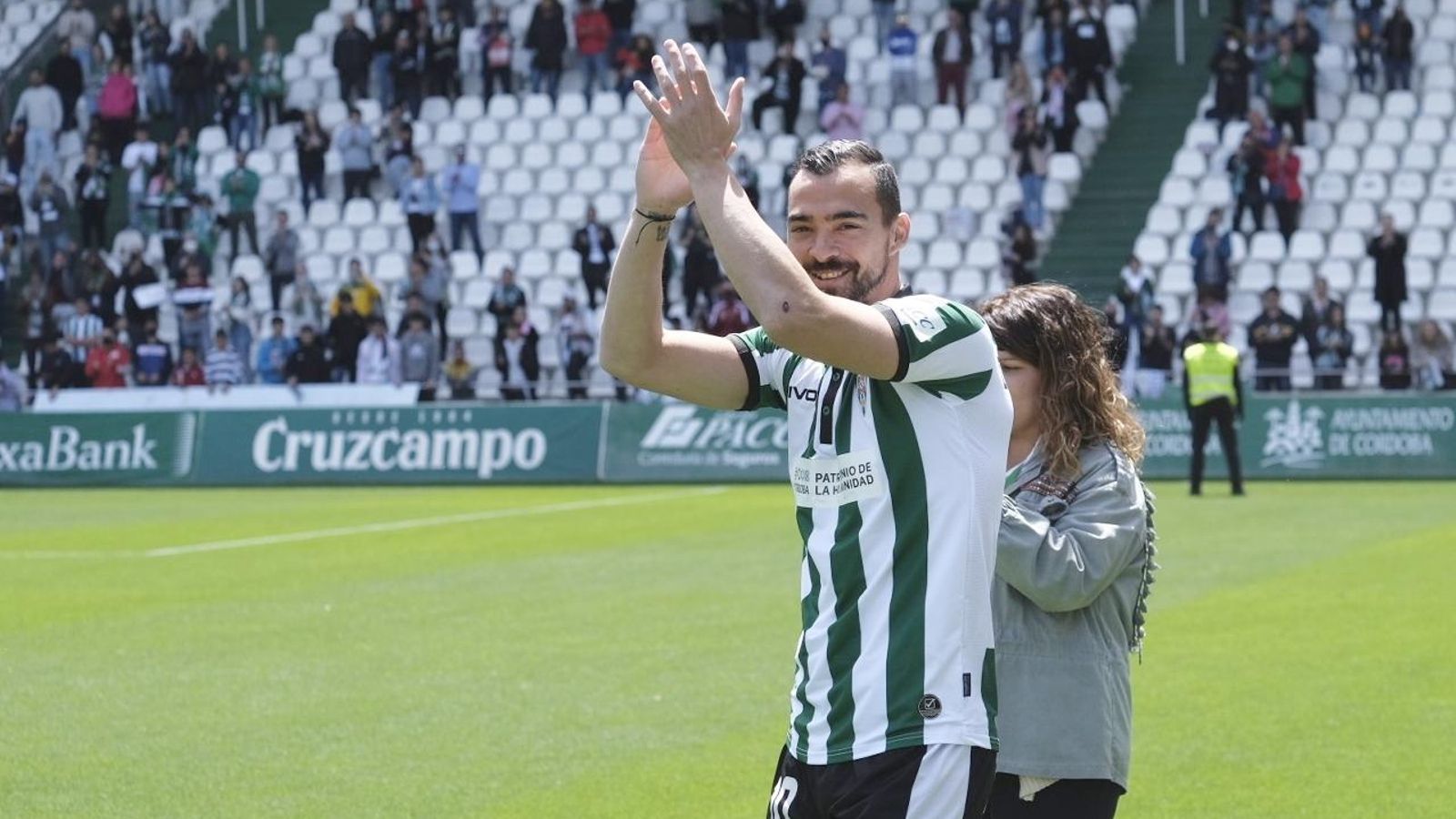 Miguel de las Cuevas aplauda a la grada.