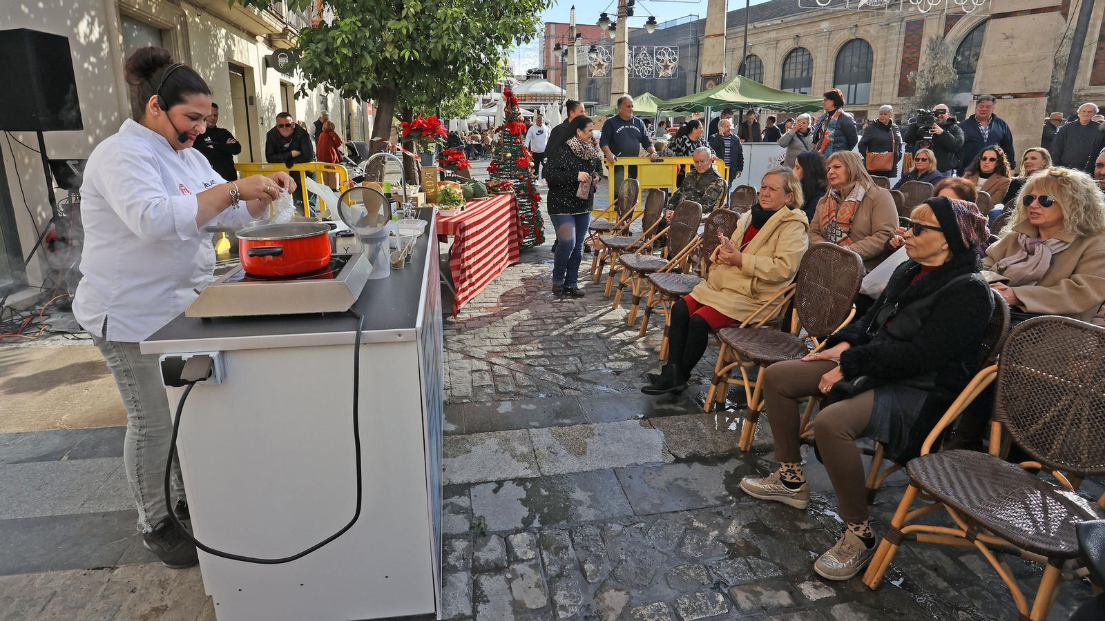 Una de las gemelas delante de la cocina. Una de las gemelas delante de la cocina.