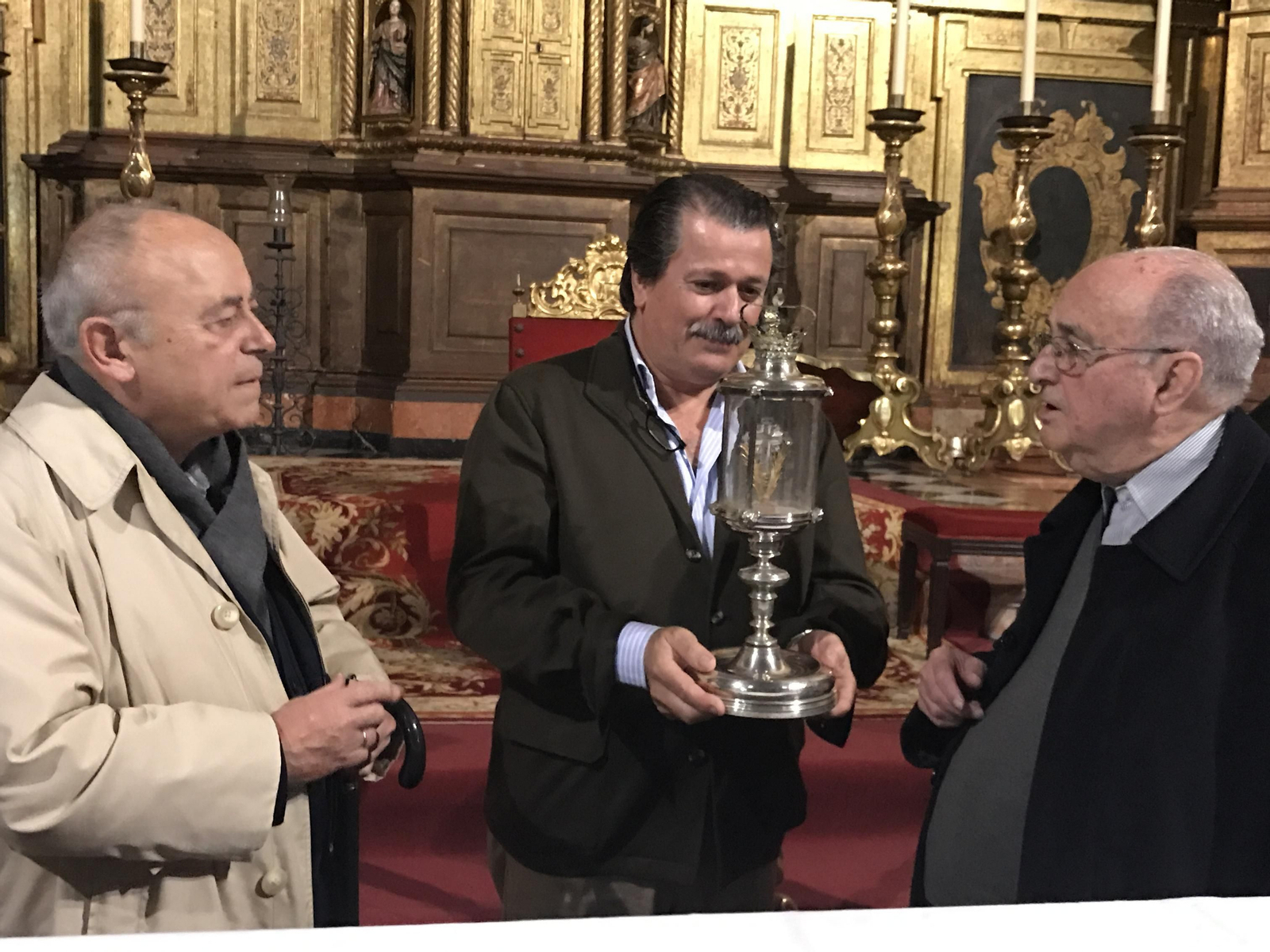 El sacerdote de la hermandad, el hermano mayor y el párroco de San Miguel, ayer en la entrega de la reliquia.
