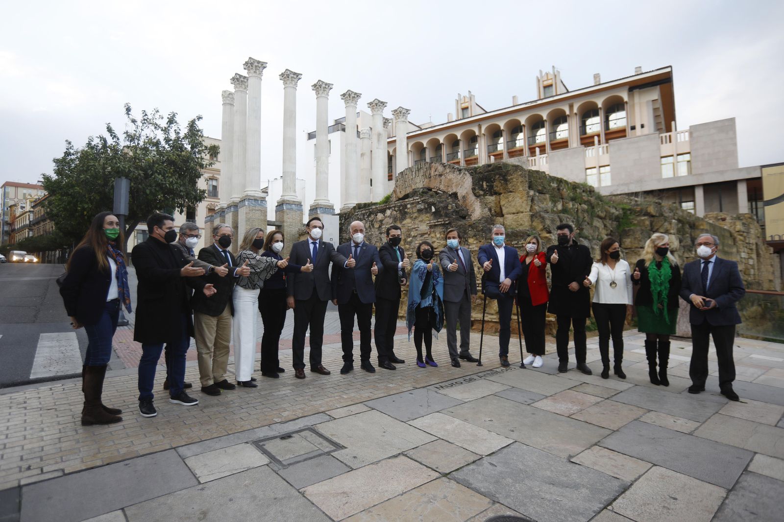 Foto de familia de las administraciones e instituciones cordobesas tras la adjudicación de la base logística del Ejército.