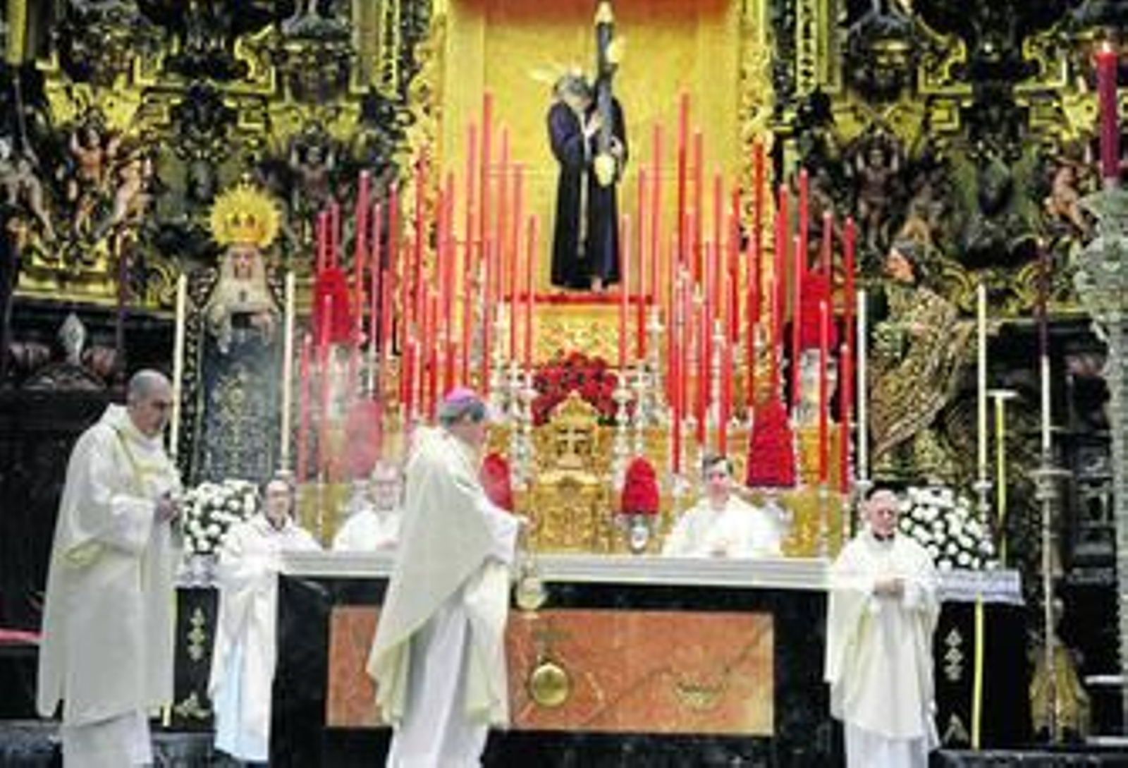 El arzobispo, monseñor Asenjo, durante la última función principal del Señor de Pasión en la iglesia del Salvador.