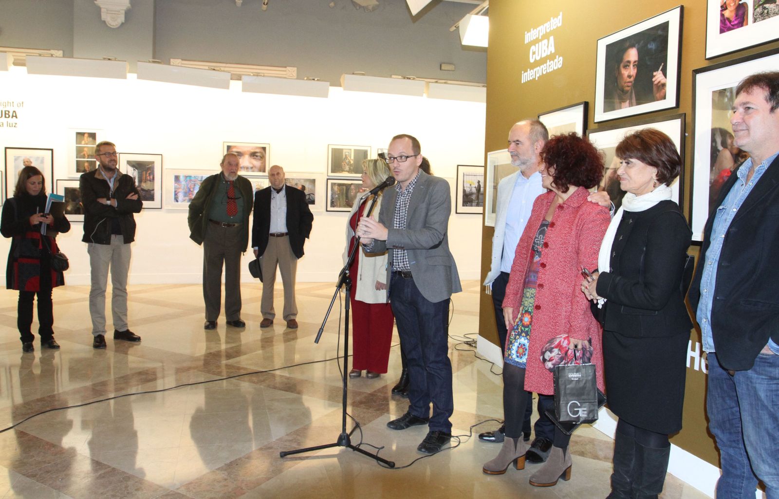 Manuel H. Martín, en la inauguración de la muestra, con el autor y artistas cubanos.