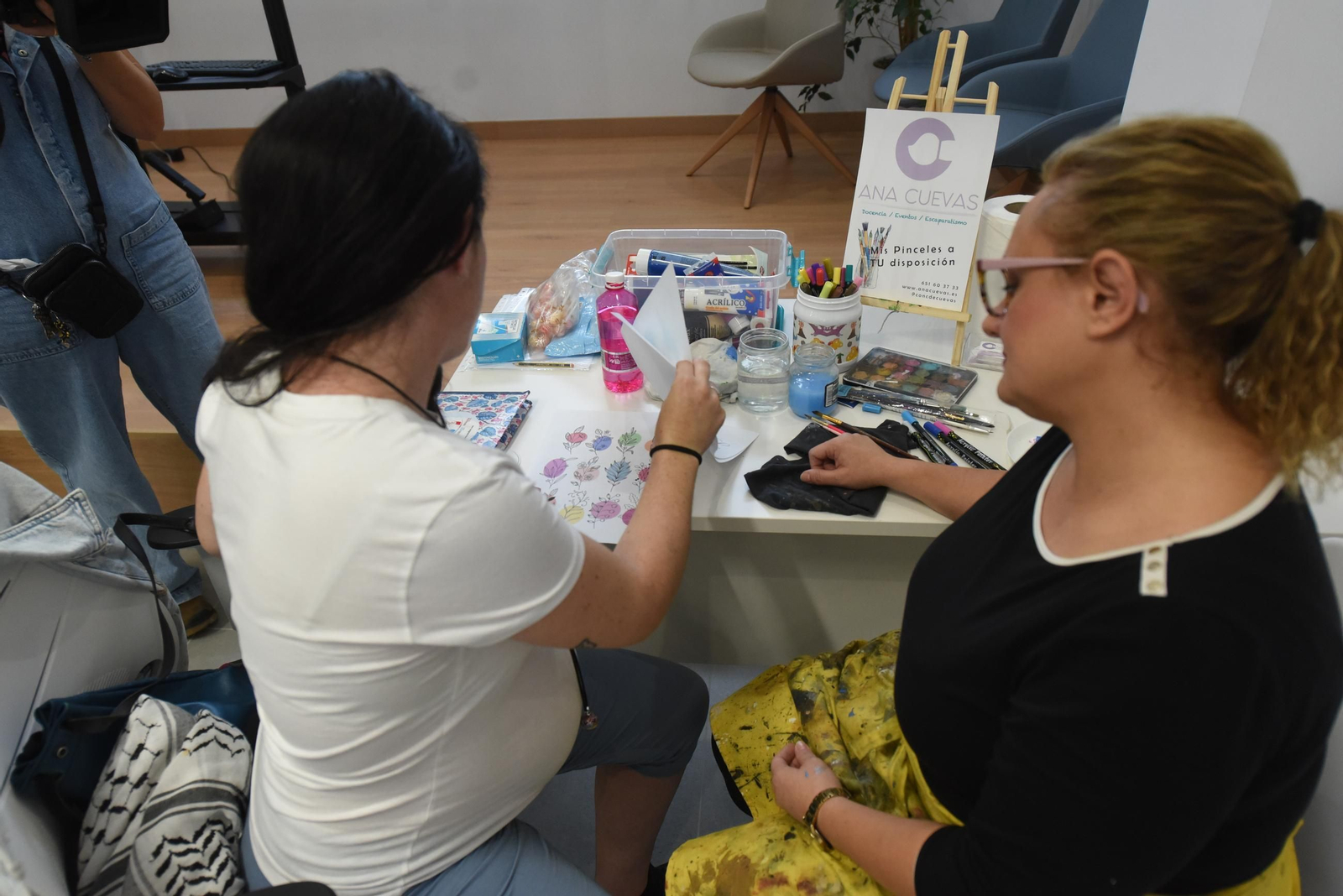 Córdoba celebra el Día de la Matrona con una sesión de 'belly painting'