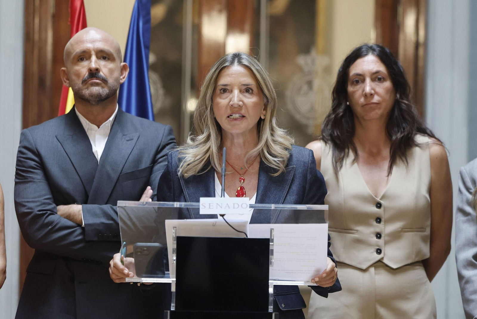 La consejera de Igualdad, Loles López, junto a la portavoz del PP en el Senado, Alicia García y el vicesecretario del PP, Jaime de los Santos.