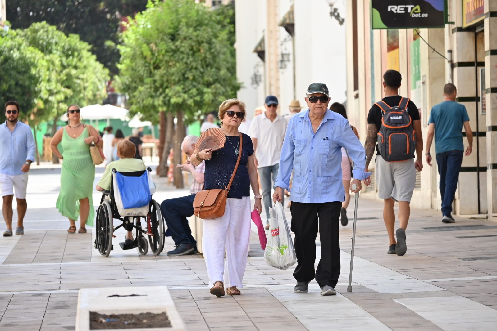 Las mejores imágenes de este sábado de intenso calor en las calles de Huelva